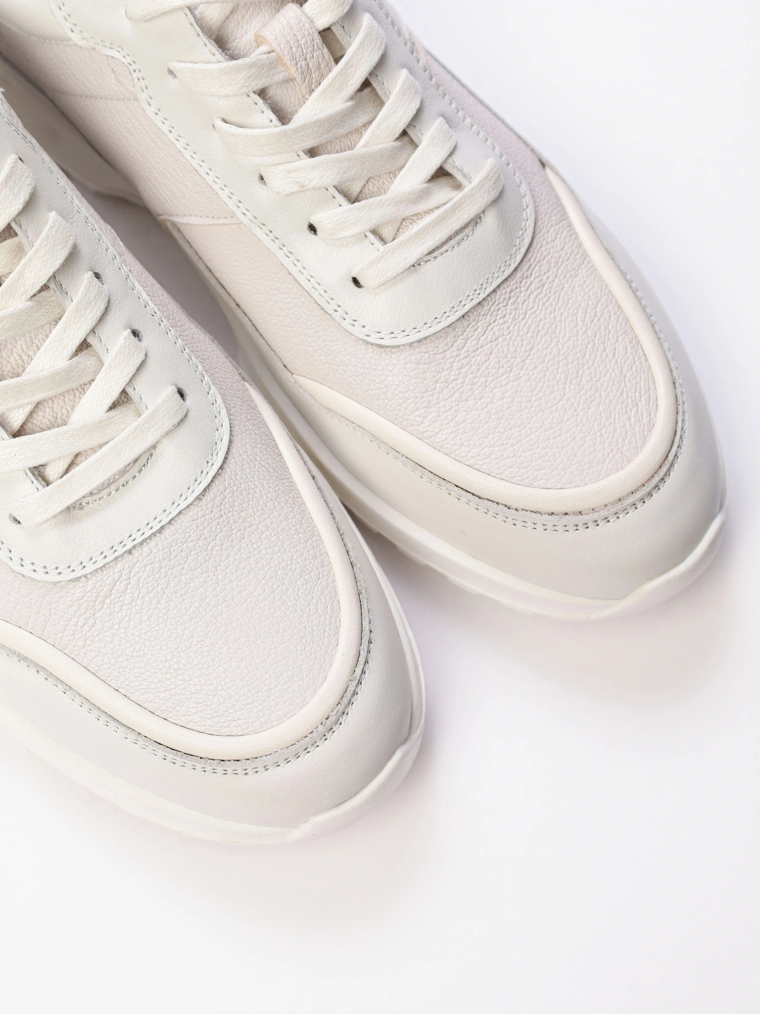 Кроссовки белого цвета на средней подошве